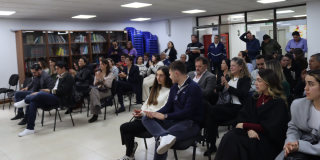 Imagen de emprendedores tomando una charla