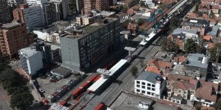 Foto aérea de la estación Av. 39 TransMilenio en la avenida Caracas de Bogotá.