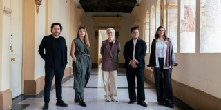 Imagen de tres mujeres y dos hombres, integrantes del Comité Curatorial de BOG27.