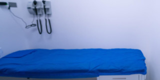 Foto de una camilla de un centro médico.