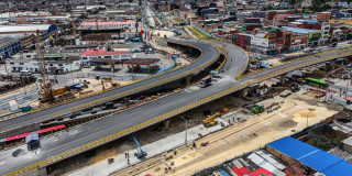 Foto aérea del nuevo puente y la vía paralela en el barrio Venecia, al sur de Bogotá.