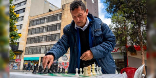 Foto de Adolfo Páez, beneficiario de los quioscos del IPES en Bogotá.