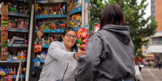 Foto de Carmen Nelly Suárez, beneficiaria de los quioscos del IPES en Bogotá.
