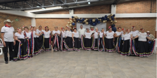 Foto de un grupo de bailarinas e la localidad de Kennedy