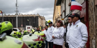Foto de gestores de diálogo marchando por las calles de Bogotá.