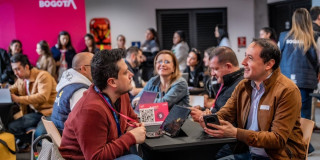 Foto de un grupo de empresarios y dueños de negocios en un encuentro en Bogotá