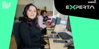 Foto de una mujer durante un curso virtual gratis en Bogotá.