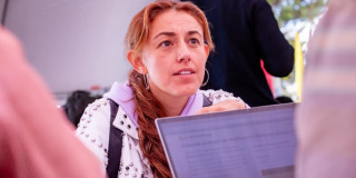 Foto de una mujer en un proceso de formación con cursos gratis en Bogotá.