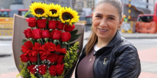 Foto de una mujer con un ramo de flores en Punto Comercial del IPES.