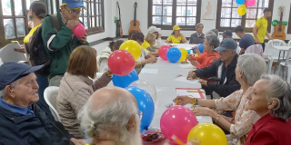 Imagen de personas mayores en una mesa