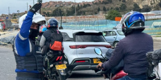 Foto de un Agente Civil de Tránsito efectuando controles de velocidad en vías de Cundinamarca.