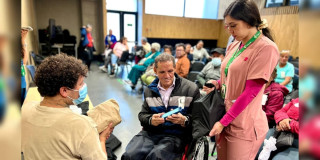Foto de la jornada de entrega ayudas técnicas personas con discapacidad en Bogotá.