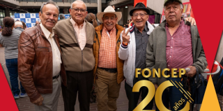 Foto de cinco adultos mayores de Bogotá