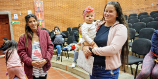 Imagen de dos mujeres junto a una bebé