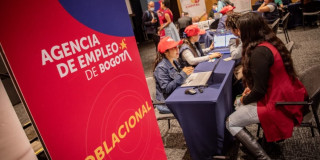 Foto de una feria de empleo en Bogotá 2026.