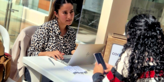 Foto de una feria de empleo en Suba.