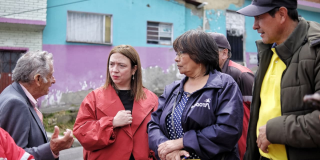 Imagen de ciudadanos hablando con la secretaria encargada de Integración Social