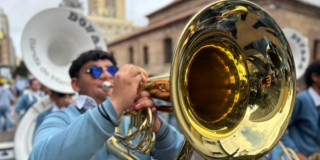 Foto de del Gran Desfile de Bandas de Marcha 2026 en el Parque Santander en Bogotá.
