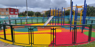 Foto de una zona infantil de uno de los parques intervenidos en Kennedy, al suroccidente de Bogotá.