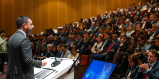 Imagen del alcalde Carlos Fernando Galán hablando en público