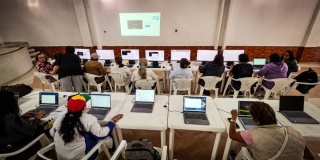 Imagen de una sala de cómputo