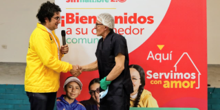 Imagen del secretario de integración social con un chef