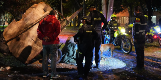 Imagen de funcionarios y policías durante el operativo