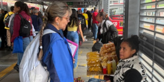 Foto de uno de los operativos de identificación de vendedores informales en Bogotá en estaciones y portales de TransMilenio.