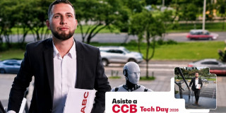 Foto de un hombre al lado de un robot en una de las sedes de la Cámara de Comercio de Bogotá.