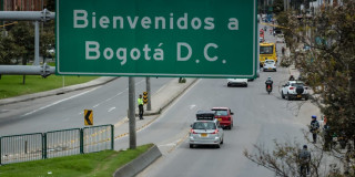 Foto que muestra vehículos circulando por las calles de Bogotá.