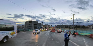 Foto de un Agente Civil de Tránsito efectuando controles de velocidad la autopista Sur en Soacha.