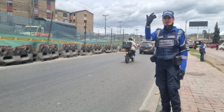 Foto de una Agente Civil de Tránsito efectuando controles de velocidad en la autopista Sur en Soacha.