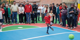 Foto del alcalde Carlos Fernando Galán durante la inauguración del nuevo parque La Lorena en Fontibón.