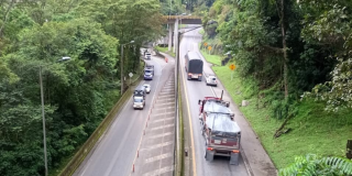 Imagen de una vía de Cundinamarca en la que se ven tractocamiones y vehículos