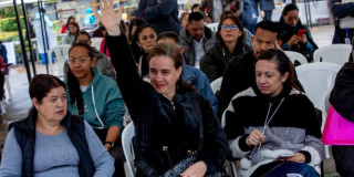 Foto de mujeres en una feria de capacitación en Bogotá.