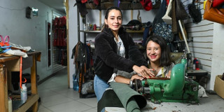 Foto de dos empresarias de la moda en su negocio en Bogotá.