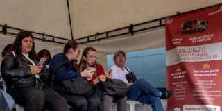 Foto de una feria de empleo en Bogotá.