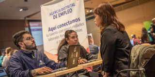 Foto de una feria de empleo en Bogotá 2026.