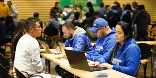 Foto de bogotanos y bogotanas accediendo a servicios de la Agencia Distrital de Empleo.