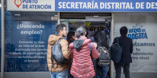 Foto de bogotanos y bogotanas accediendo a la sede de la Agencia Distrital de Empleo en Bogotá.