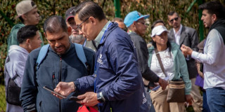 Foto de una feria de empleo en Bogotá.