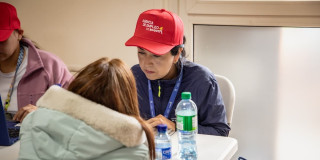 Foto de una feria de empleo en Bogotá.