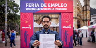 Foto de una feria de empleo en Bogotá 2026.