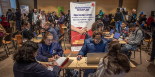Foto de bogotanos y bogotanas en una Feria de Empleo en Bogotá.