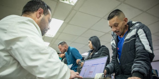 Foto de una feria de empleo en Bogotá.