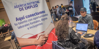 Foto de una feria de empleo en Bogotá.