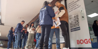 Foto de bogotanos y bogotanas asistentes a una Feria de Empleo.