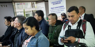 Foto de bogotanos y bogotanas accediendo a servicios de la Agencia Distrital de Empleo.