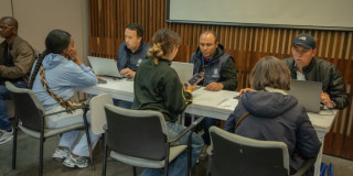 Foto de bogotanos y bogotanas accediendo a servicios de la Agencia Distrital de Empleo en Bogotá.