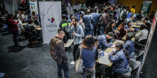 Foto de una feria de empleo en Bogotá.